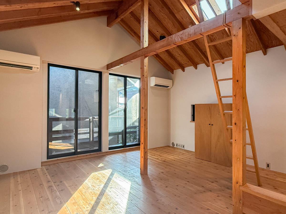 三鷹市井の頭の賃貸物件/開放感のあるワンフロア。キッチン・リビング・ベッド・ワークスペースがバランスよくレイアウトできそう