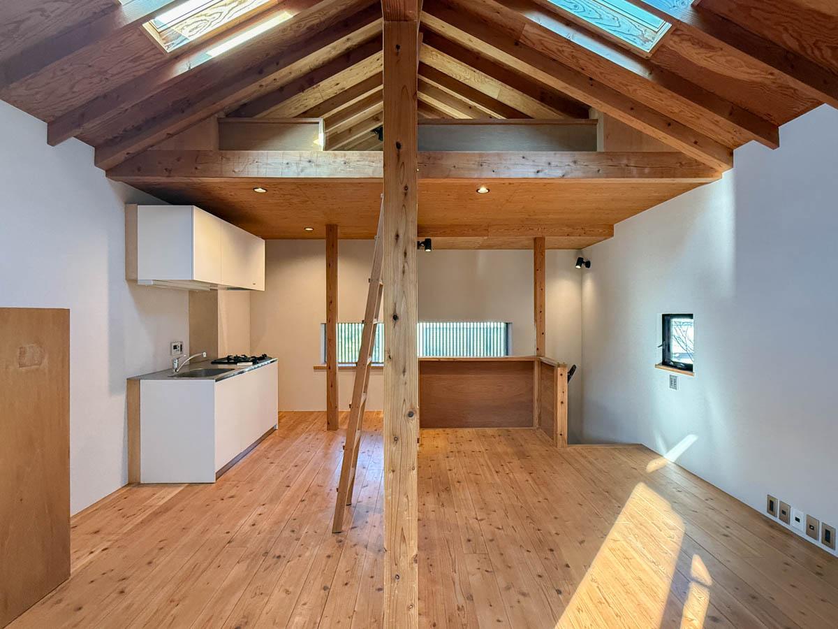 三鷹市井の頭の賃貸物件/杉の無垢床、木の天井や柱が落ち着く空間