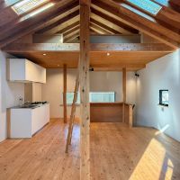 三鷹市井の頭の賃貸物件/杉の無垢床、木の天井や柱が落ち着く空間