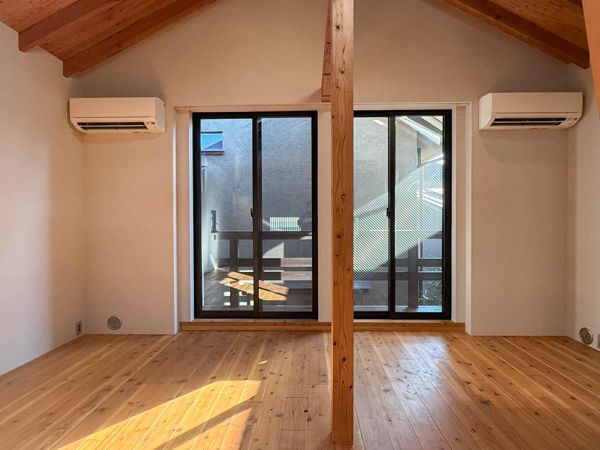 三鷹市井の頭の賃貸物件/掃き出し窓の外にはバルコニー。母屋が立ち、眺望は抜けていないのですが、人目を気にせず、ひっそりと暮らせる感じがよい