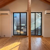 三鷹市井の頭の賃貸物件/掃き出し窓の外にはバルコニー。母屋が立ち、眺望は抜けていないのですが、人目を気にせず、ひっそりと暮らせる感じがよい