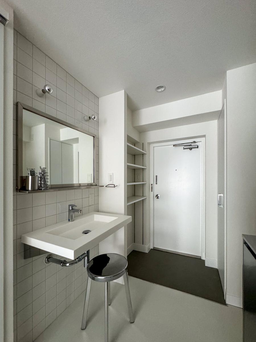 渋谷区幡ヶ谷の賃貸物件/玄関入ってすぐにタイル張りの可愛らしい洗面台