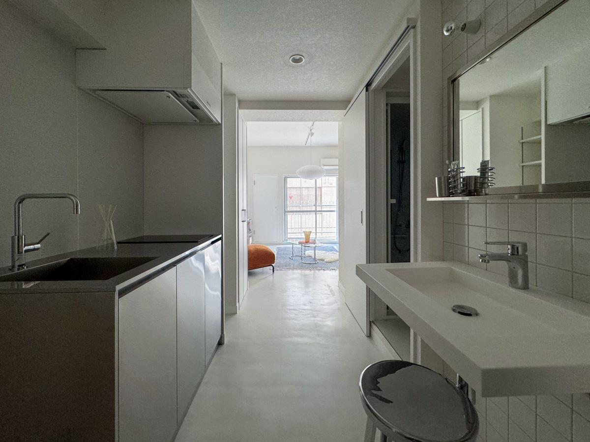 渋谷区幡ヶ谷の賃貸物件/玄関を入ってすぐに洗面所とキッチン