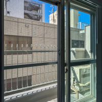 渋谷区幡ヶ谷の賃貸物件/目の前は4階と同じくらいの建物。ぎりぎり光が遮られることもなく、向こうの建物の窓には壁が立てられているため、視線は気になりません