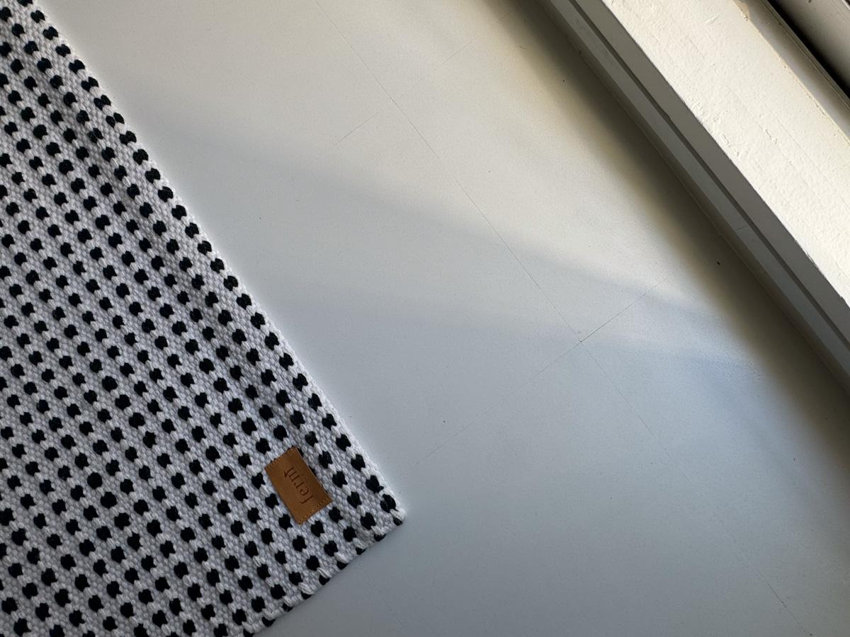 渋谷区幡ヶ谷の賃貸物件/白いPタイルの床が無機質な空間を作り出しています