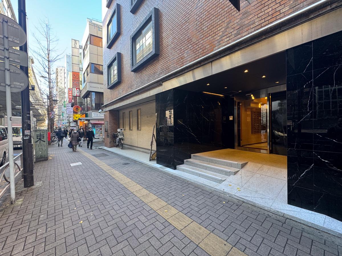 渋谷区幡ヶ谷の賃貸物件/甲州街道沿いにエントランス。駅出入り口までは、走れば10秒くらいで着けそうです