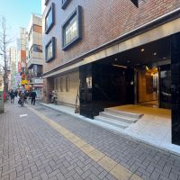 渋谷区幡ヶ谷の賃貸物件/甲州街道沿いにエントランス。駅出入り口までは、走れば10秒くらいで着けそうです