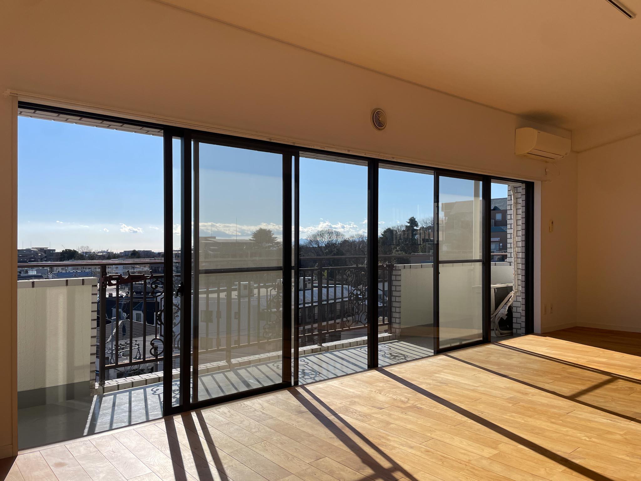 国分寺市本多の賃貸物件/南側からたっぷりと光が入ってきて、たまらなく温かいリビング