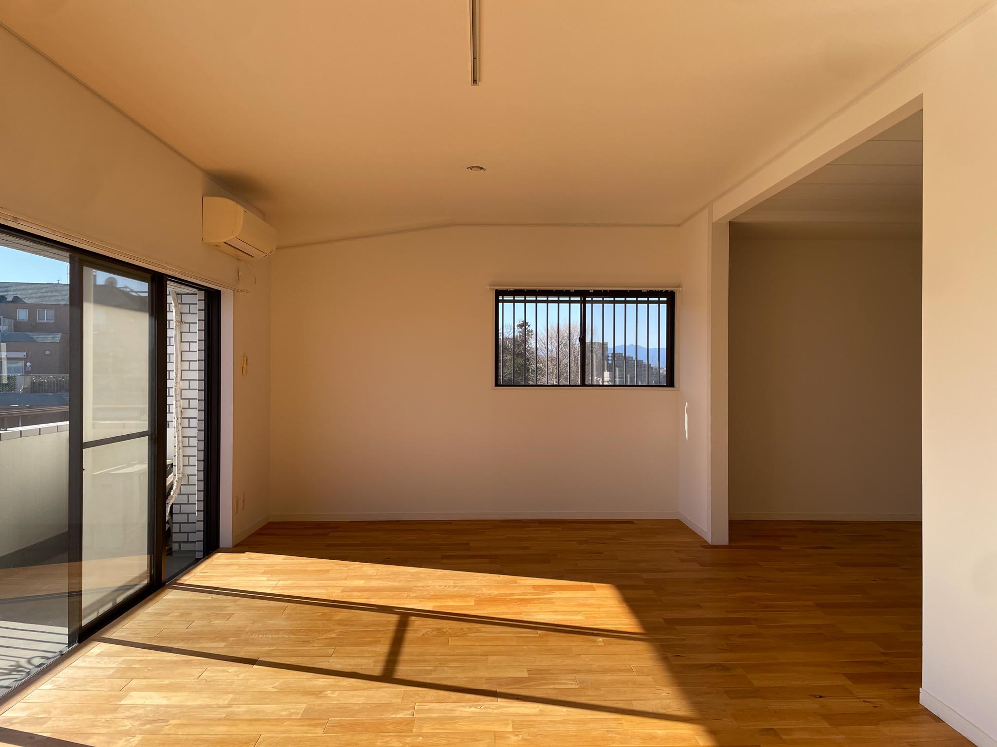 国分寺市本多の賃貸物件/リビングを西に向かって。角部屋なので、西側にも窓があります