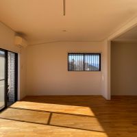 国分寺市本多の賃貸物件/リビングを西に向かって。角部屋なので、西側にも窓があります