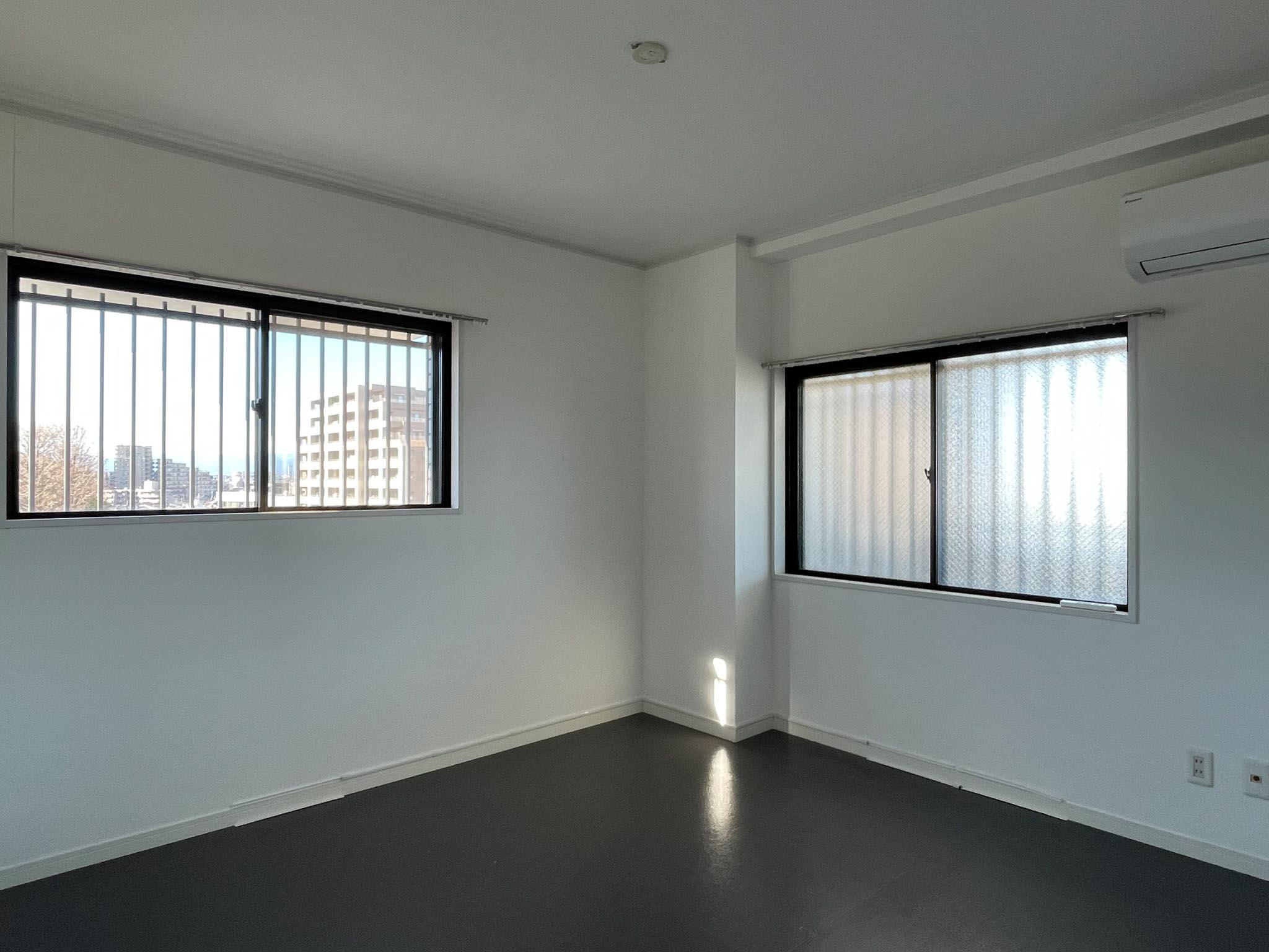 国分寺市本多の賃貸物件/北側6畳洋室：グレーのタイルカーペットが敷かれたさっぱりとした部屋。北側ですが、明るさは十分です