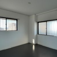 国分寺市本多の賃貸物件/北側6畳洋室：グレーのタイルカーペットが敷かれたさっぱりとした部屋。北側ですが、明るさは十分です