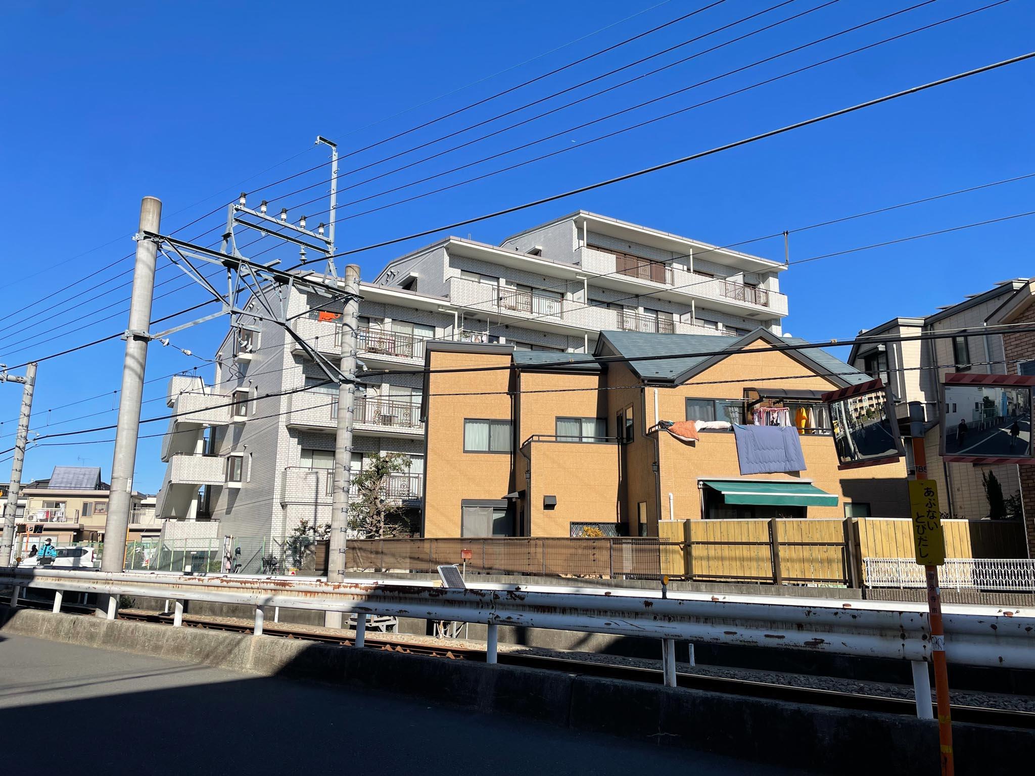 国分寺市本多の賃貸物件/外観を南側から。すぐ近くに線路が通っています