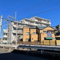 国分寺市本多の賃貸物件/外観を南側から。すぐ近くに線路が通っています