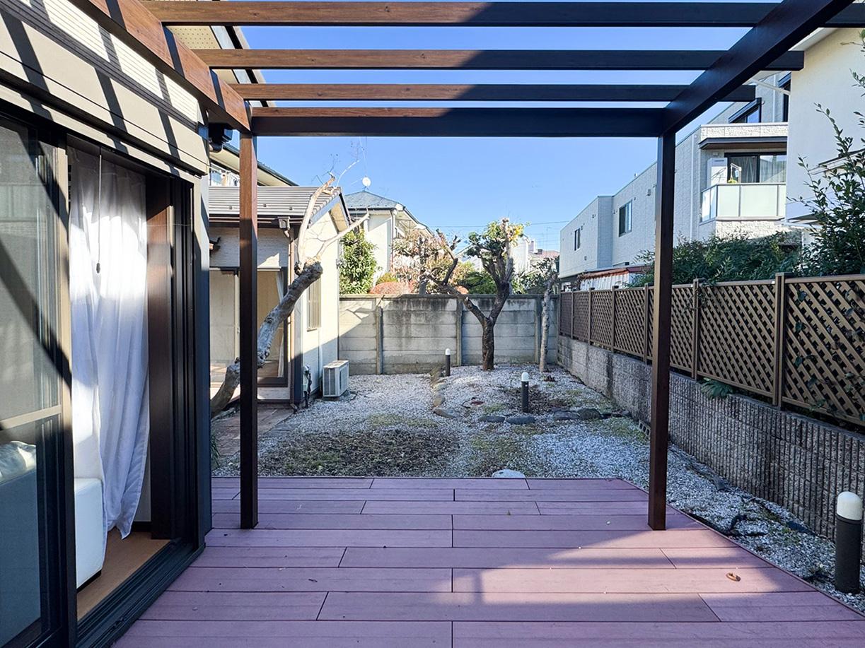 中野区鷺宮の賃貸物件/リビング前のデッキは広めなので外用のイスやテーブルを置きたい