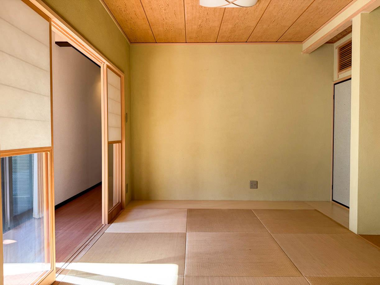 中野区鷺宮の賃貸物件/床の間と小さな仏壇もある琉球畳の和室