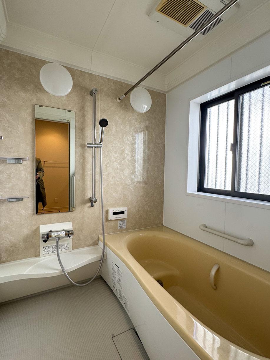 中野区鷺宮の賃貸物件/大きなバスタブのお風呂には窓も
