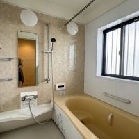 中野区鷺宮の賃貸物件/大きなバスタブのお風呂には窓も