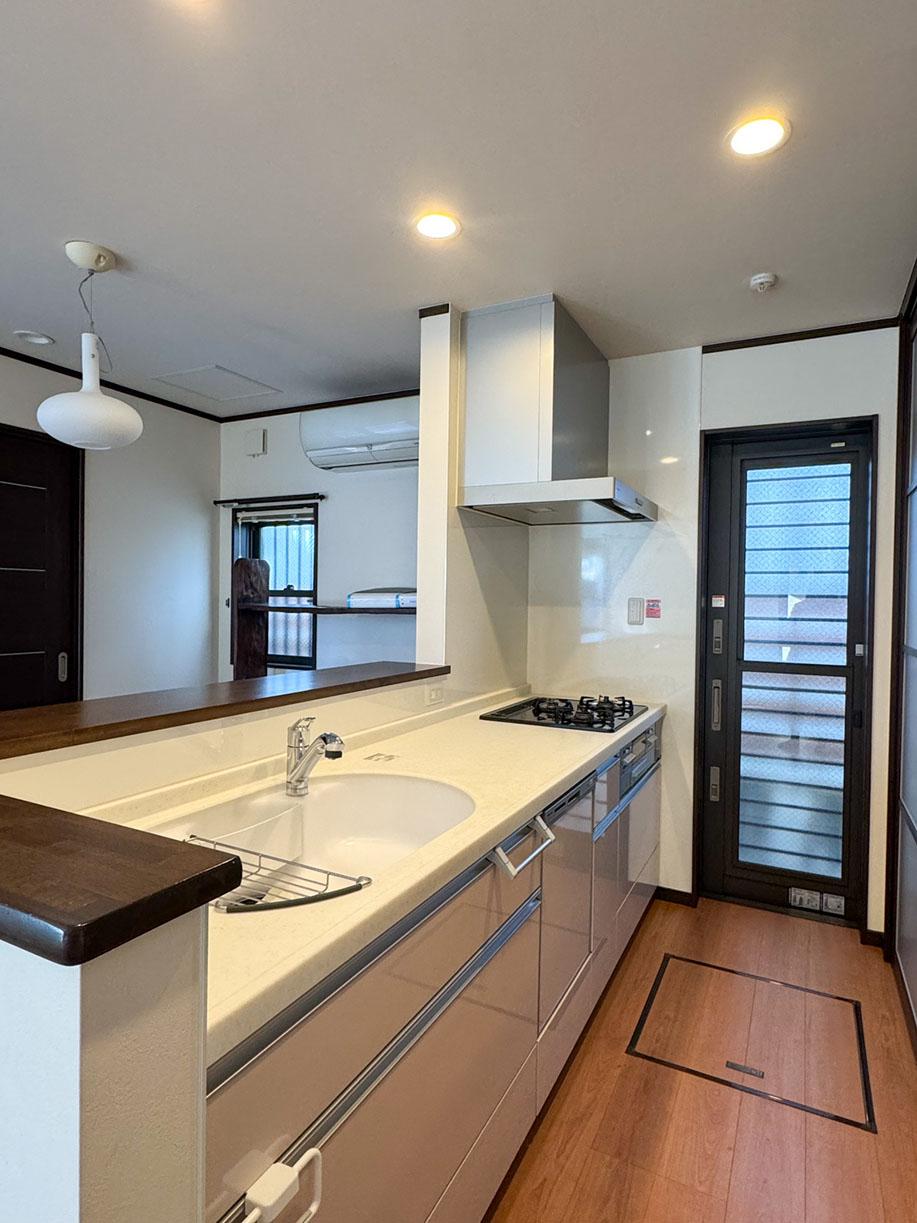 中野区鷺宮の賃貸物件/大きなカウンターキッチン 背中には大型収納と冷蔵庫置き場