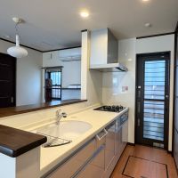 中野区鷺宮の賃貸物件/大きなカウンターキッチン 背中には大型収納と冷蔵庫置き場