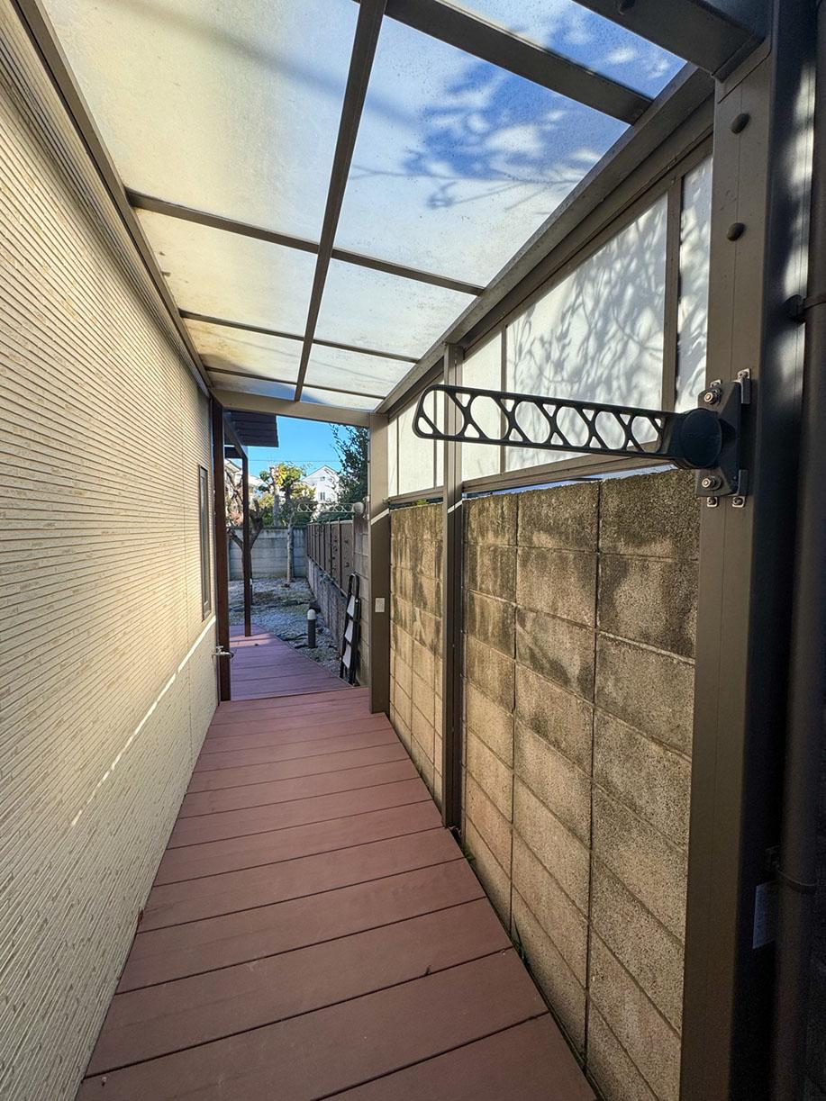 中野区鷺宮の賃貸物件/裏門からつながる物干し場（屋根付き）