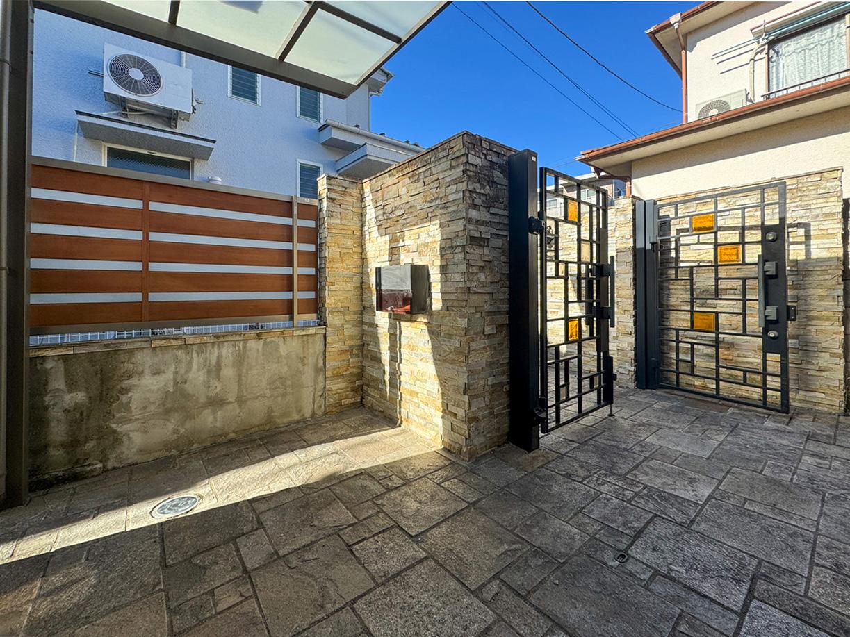 中野区鷺宮の賃貸物件/玄関前に自転車を置けます