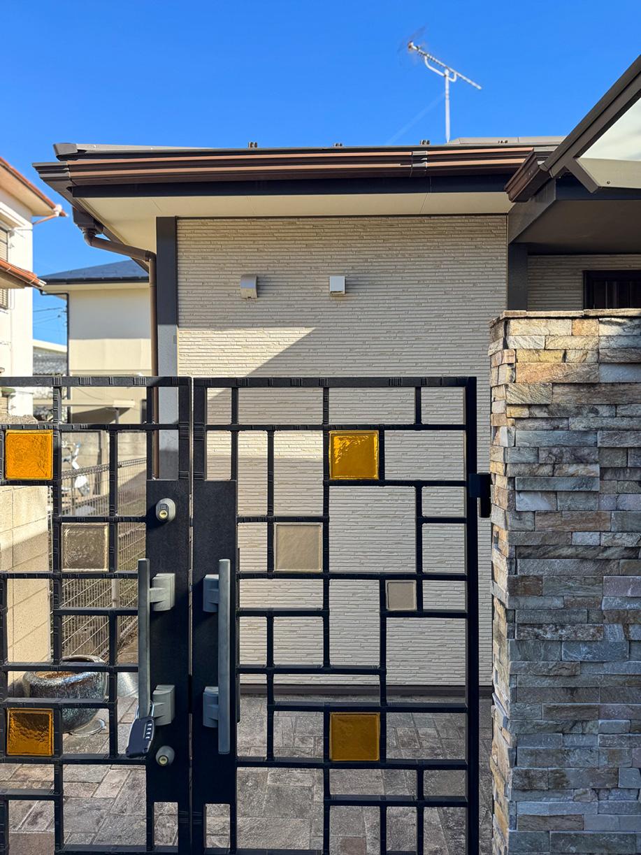 中野区鷺宮の賃貸物件/ステンドグラスを配置したアイアンの門