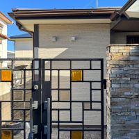 中野区鷺宮の賃貸物件/ステンドグラスを配置したアイアンの門