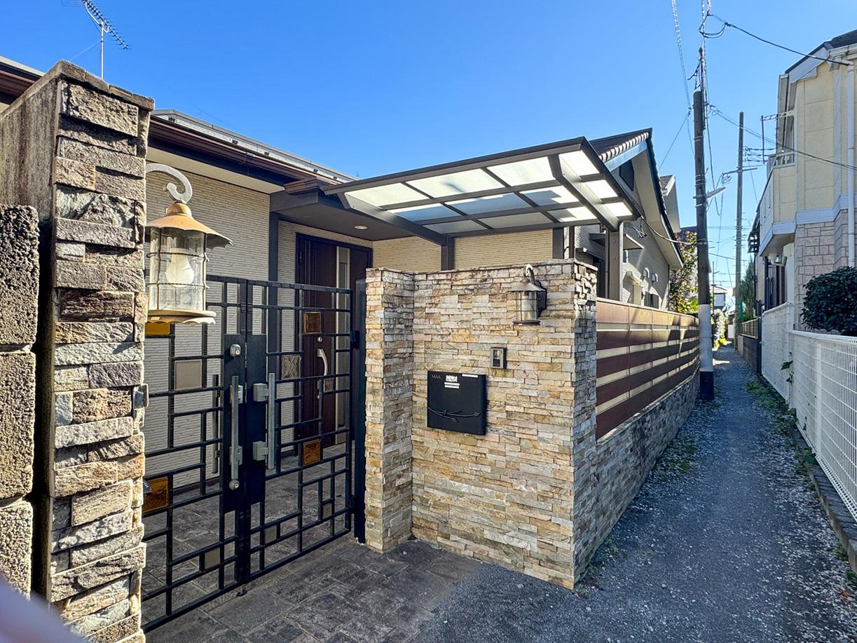 中野区鷺宮の賃貸物件/前面道路は人がギリギリすれ違える幅です