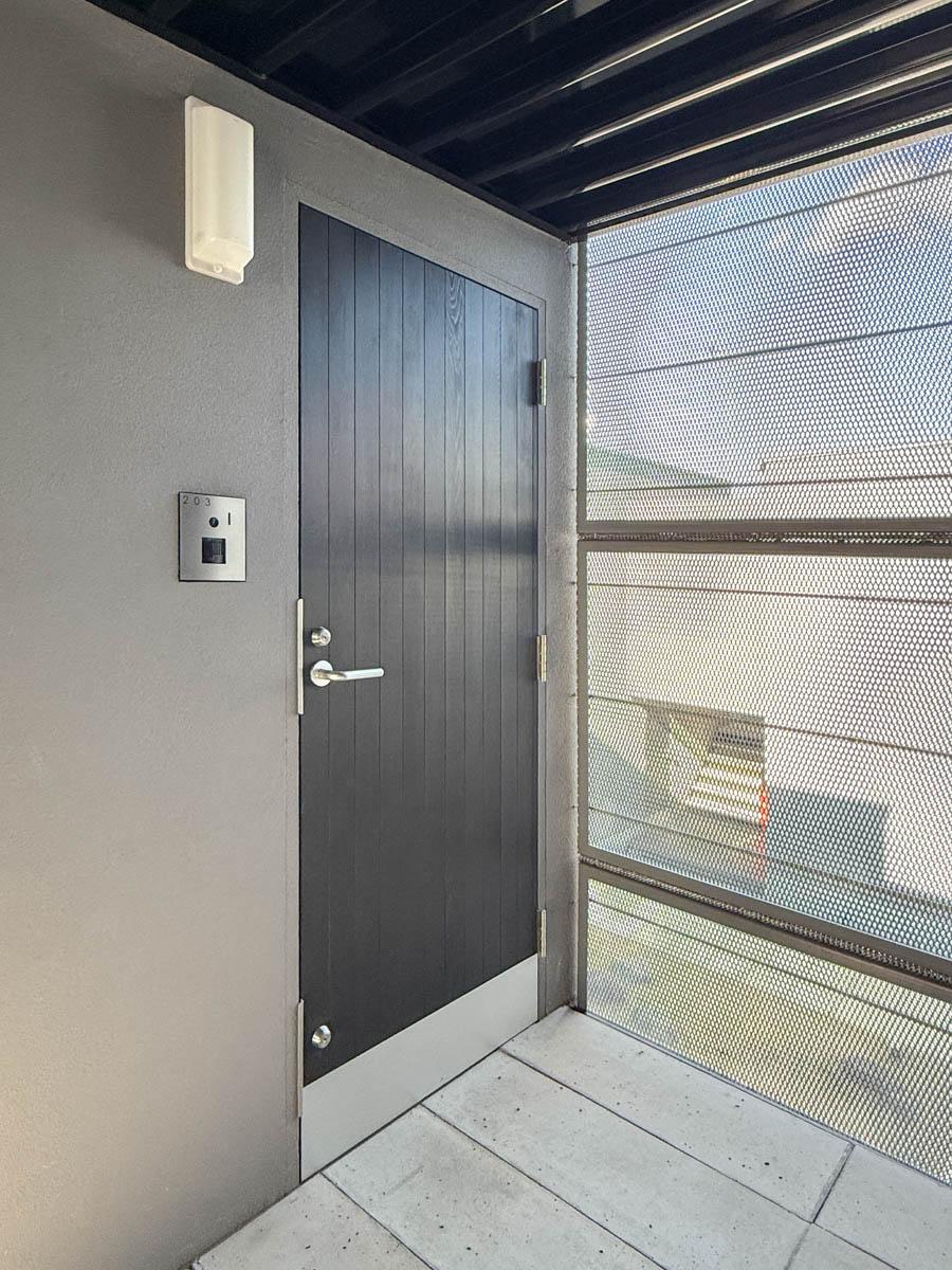 大田区山王の賃貸物件/木製の玄関ドアが素敵（203号室）