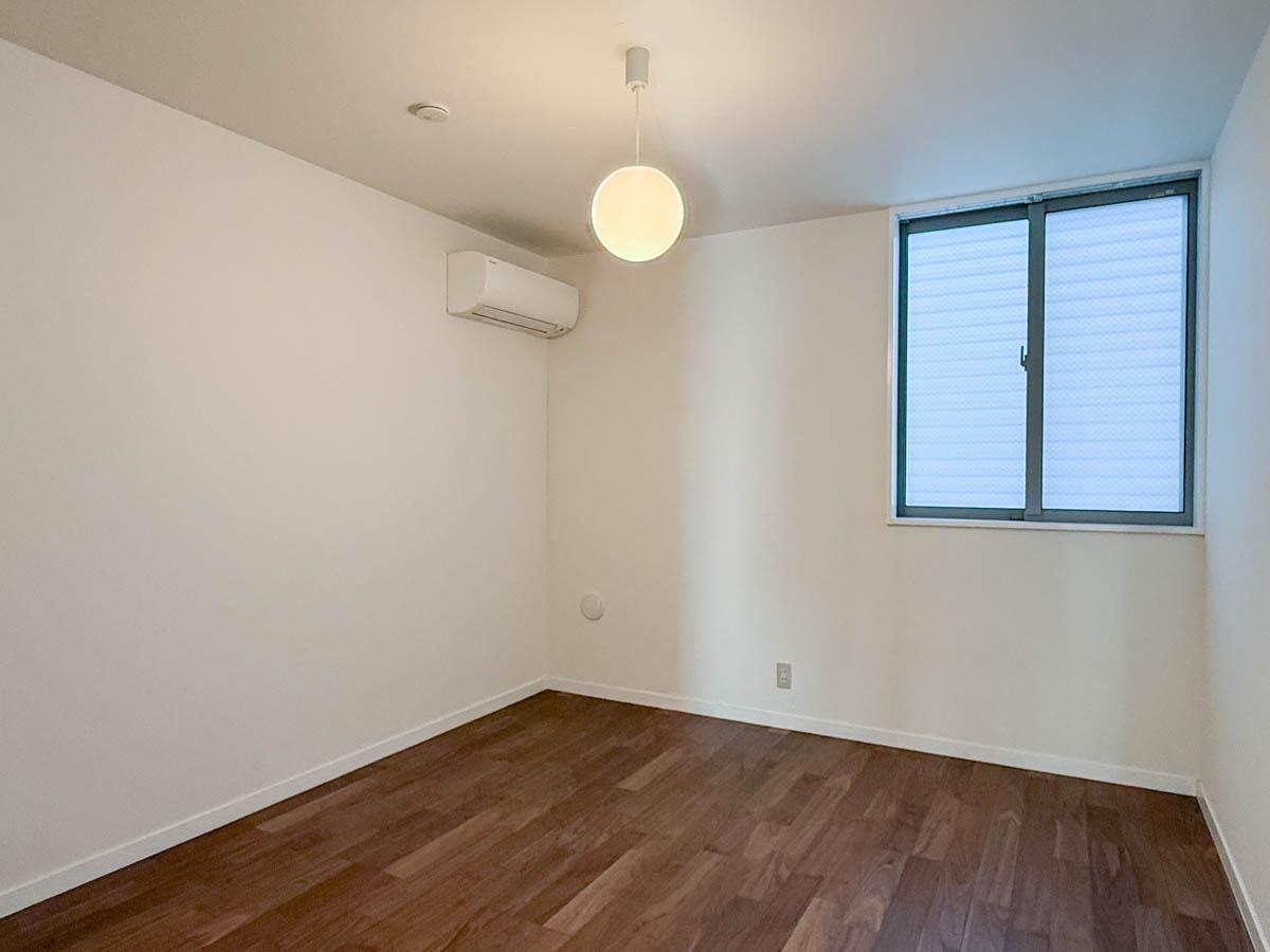 大田区山王の賃貸物件/寝室の窓先には目隠しが設置されているので、人目を気にせず窓を開けることができます（203号室）