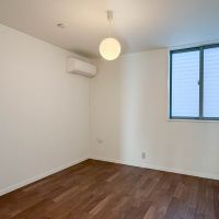 大田区山王の賃貸物件/寝室の窓先には目隠しが設置されているので、人目を気にせず窓を開けることができます（203号室）