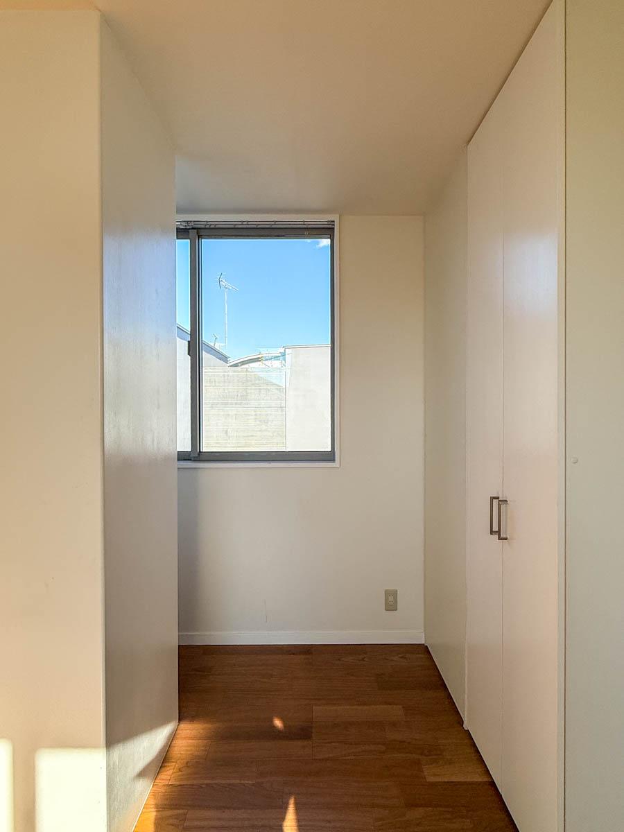 大田区山王の賃貸物件/冷蔵庫は奥行きが59cm以下のものはキッチン奥に置き場がありますが、大きなものは窓の脇の角に（203号室）