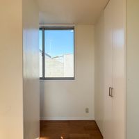 大田区山王の賃貸物件/冷蔵庫は奥行きが59cm以下のものはキッチン奥に置き場がありますが、大きなものは窓の脇の角に（203号室）