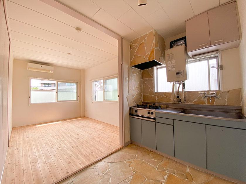 港区白金の賃貸物件/キッチンは石張りの床