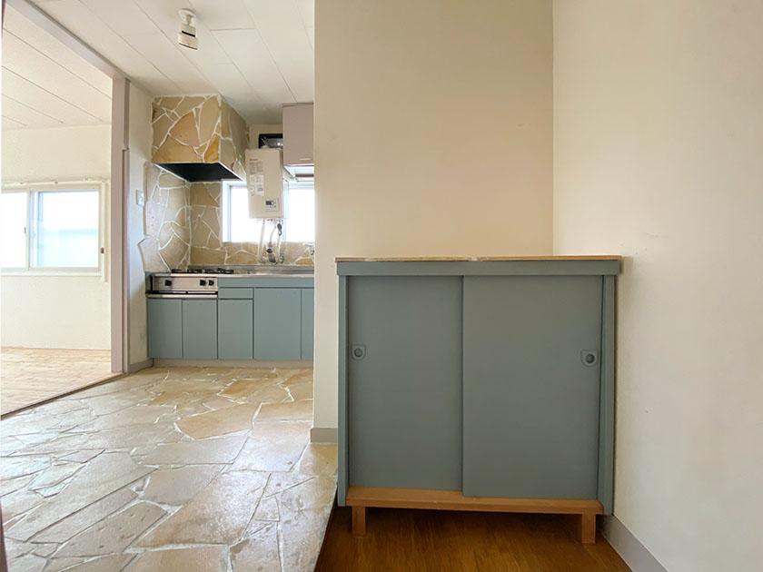 港区白金の賃貸物件/ブルーグレーの塗装がアンニュイな雰囲気