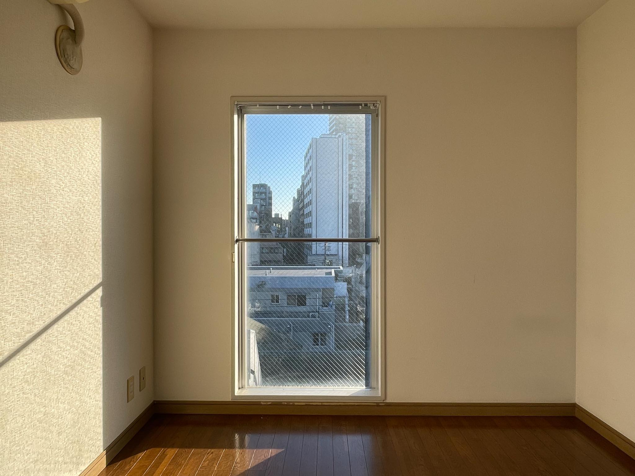 国分寺市本町の賃貸物件/6畳洋室：この窓が効いている。目の前にデスクを置くのもよさそう