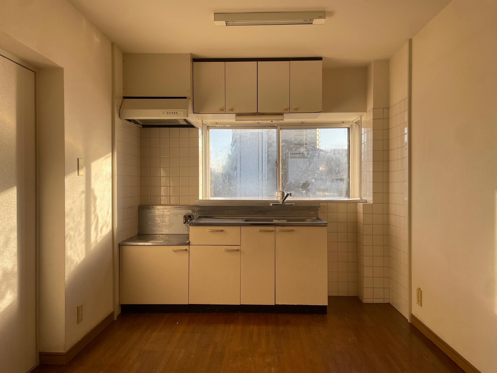 国分寺市本町の賃貸物件/キッチン前にも窓。おかげでダイニングも明るい