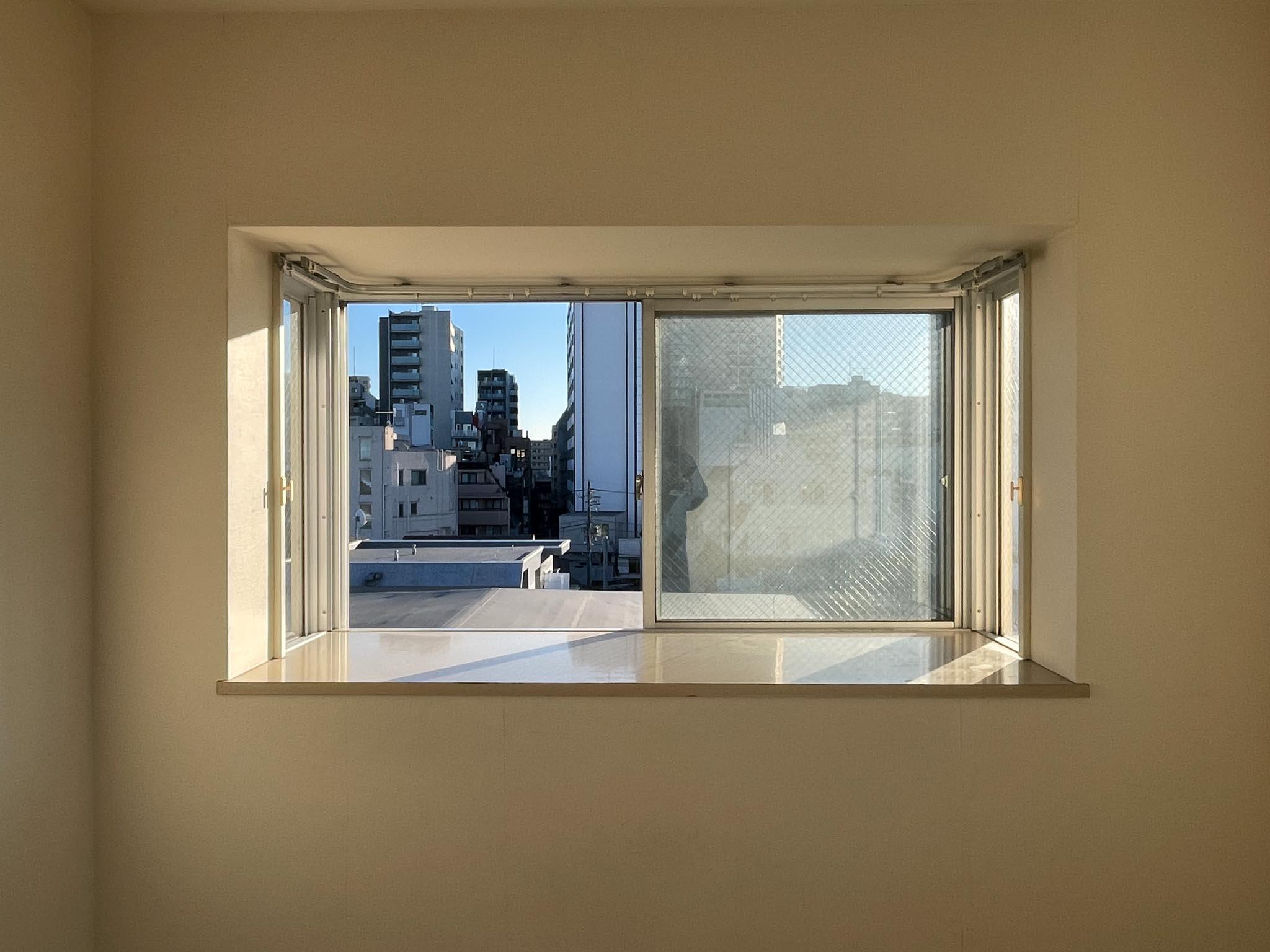 国分寺市本町の賃貸物件/4.5畳洋室：こちらの出窓は南向き。国分寺駅のほうです