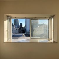 国分寺市本町の賃貸物件/4.5畳洋室：こちらの出窓は南向き。国分寺駅のほうです