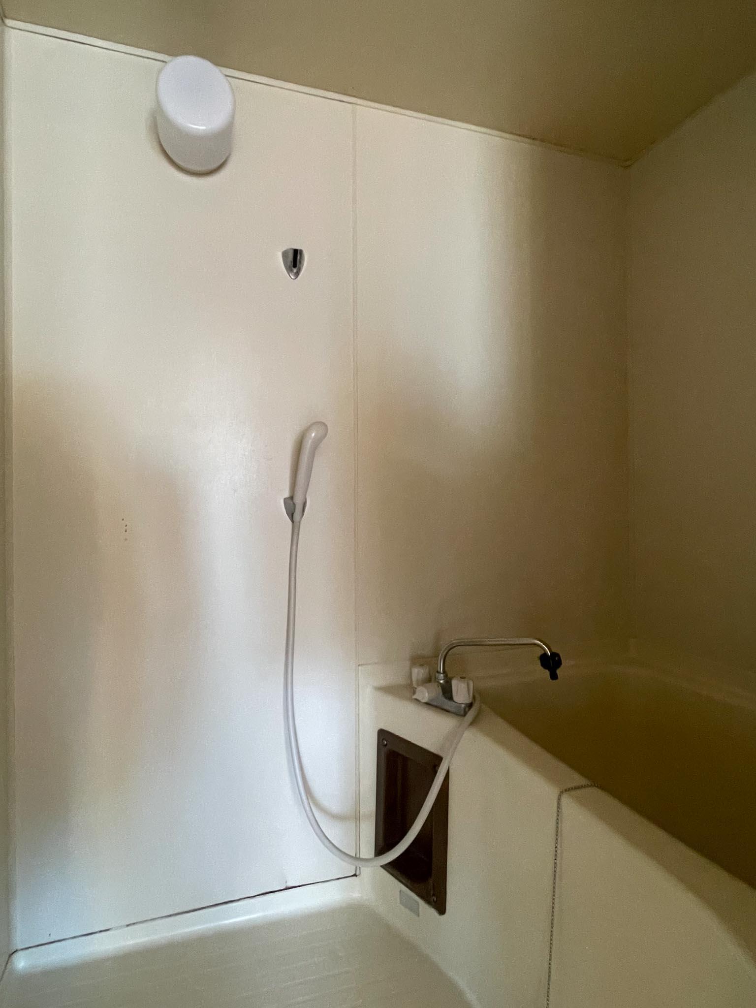 国分寺市本町の賃貸物件/浴室。鏡もなく、限りなくシンプル