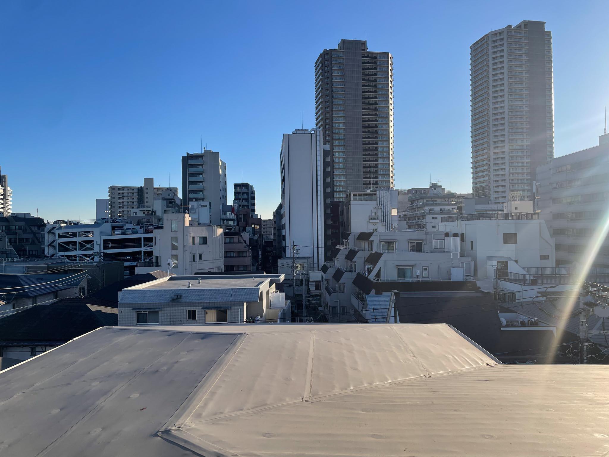 国分寺市本町の賃貸物件/出窓の先、南側の眺望。高層マンションの影になる時間帯を除き、日当たりは良好です