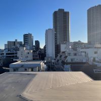 国分寺市本町の賃貸物件/出窓の先、南側の眺望。高層マンションの影になる時間帯を除き、日当たりは良好です