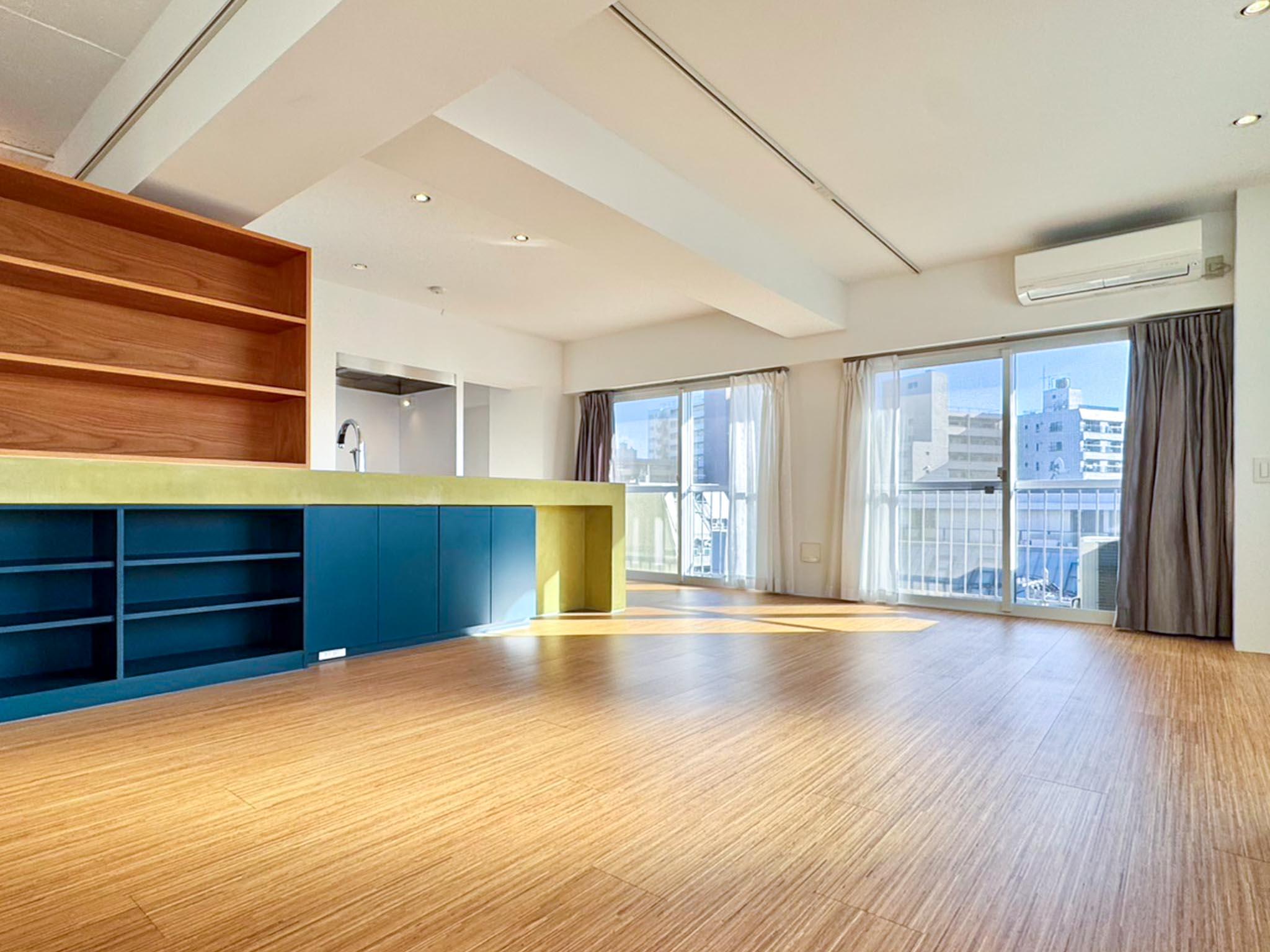 杉並区西荻北の売買物件/ゆったりとしたリビング。掃き出し窓から、たっぷりと陽光が差し込みます