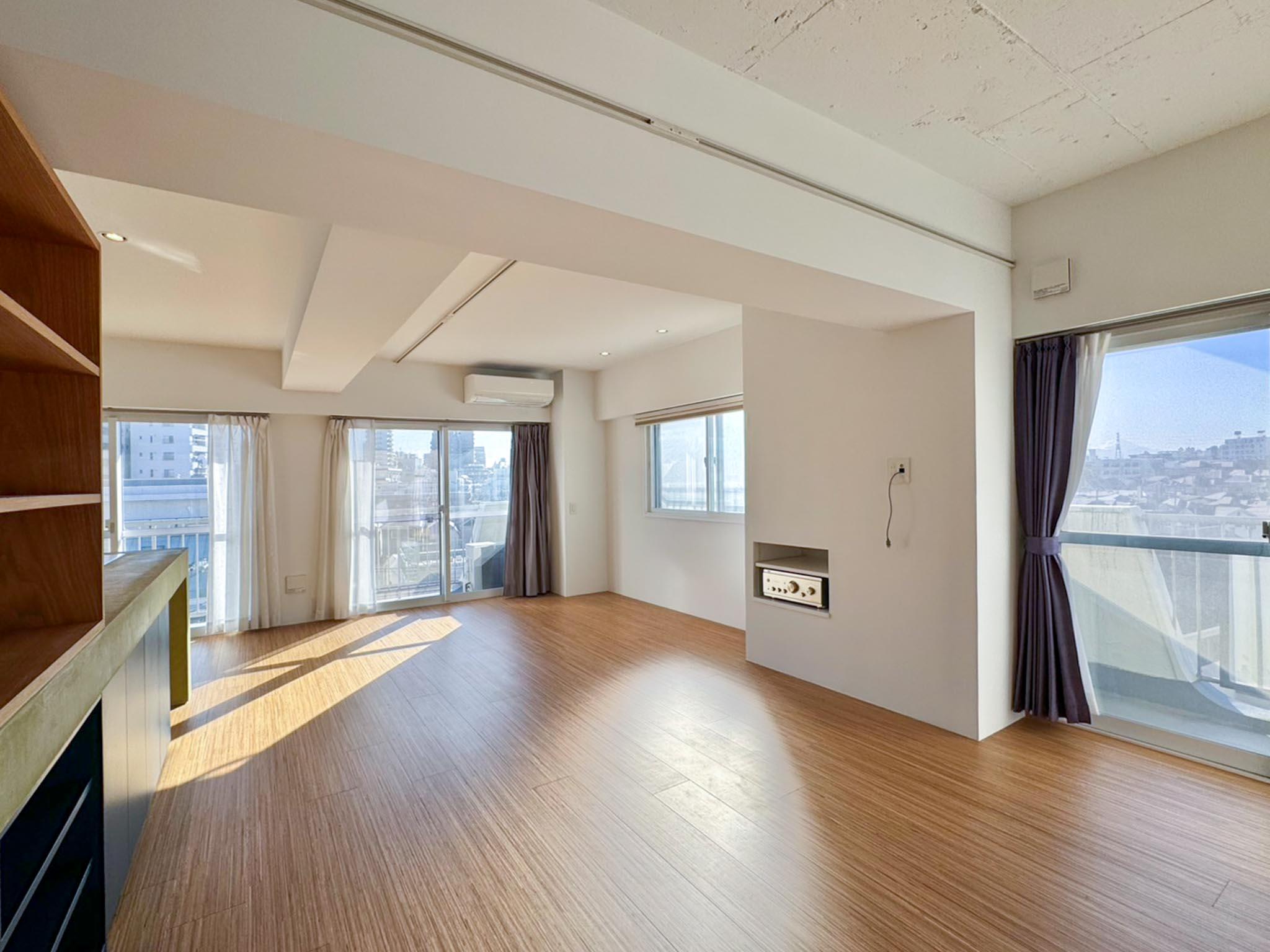 杉並区西荻北の売買物件/南西の二面に大きく開いたリビングの開口部。東側にも腰窓があるため、あわせて三面にひらいています