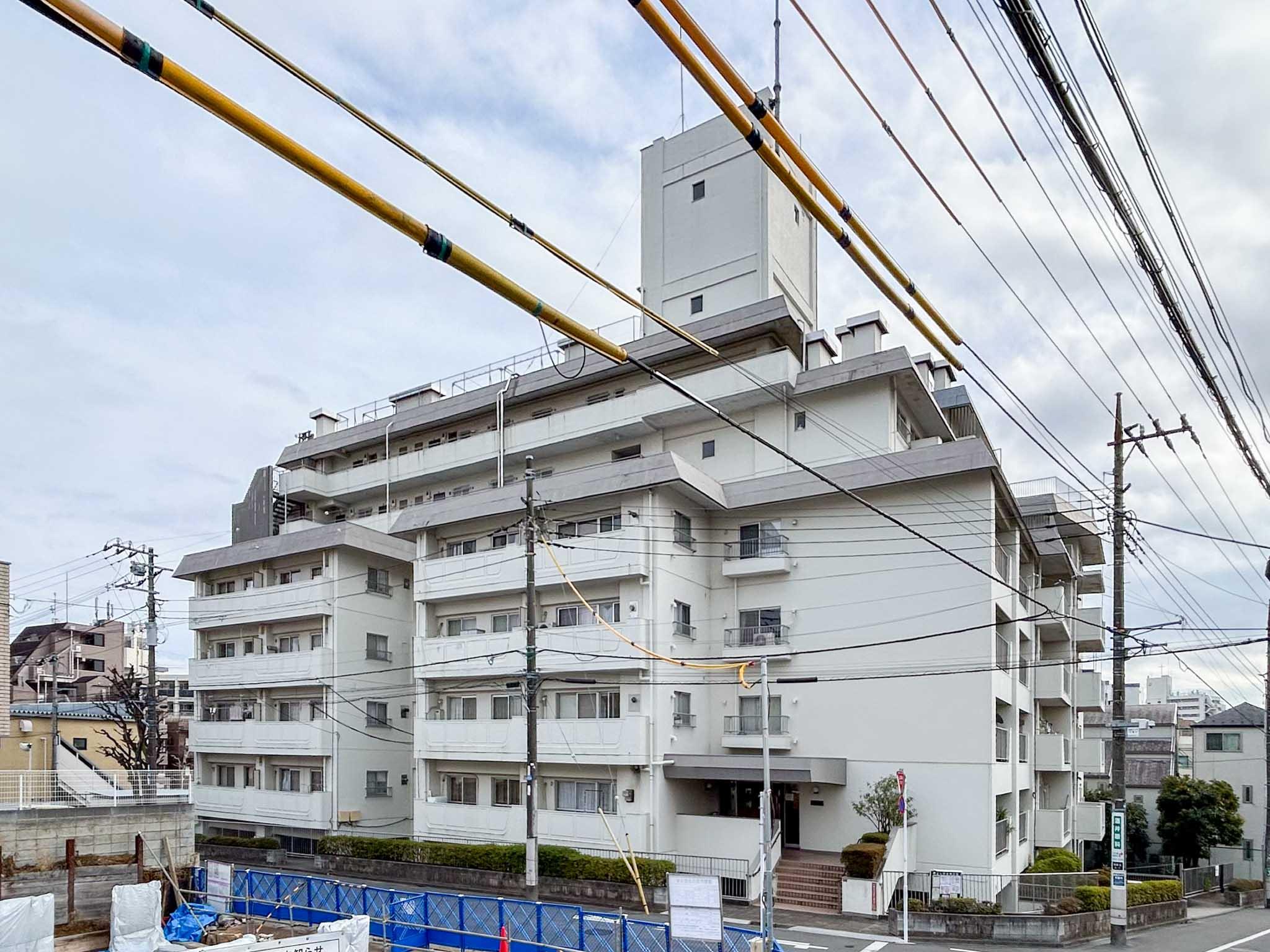 杉並区西荻北の売買物件/坂の中腹にどっしりと立つ、レトロマンション