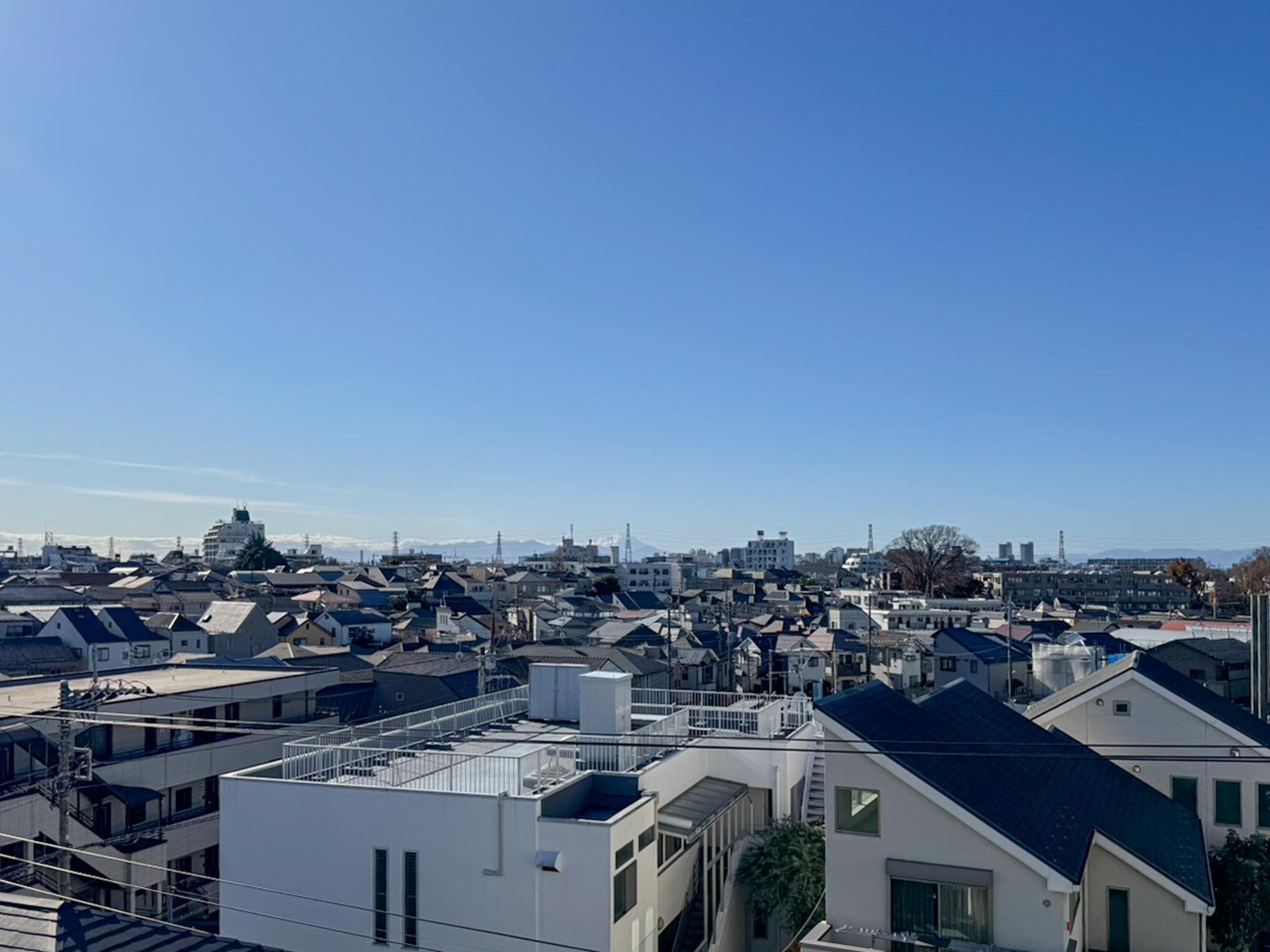 杉並区西荻北の売買物件/西側の窓から望む景色。晴れていると遠くに富士山が見えます