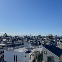 杉並区西荻北の売買物件/西側の窓から望む景色。晴れていると遠くに富士山が見えます