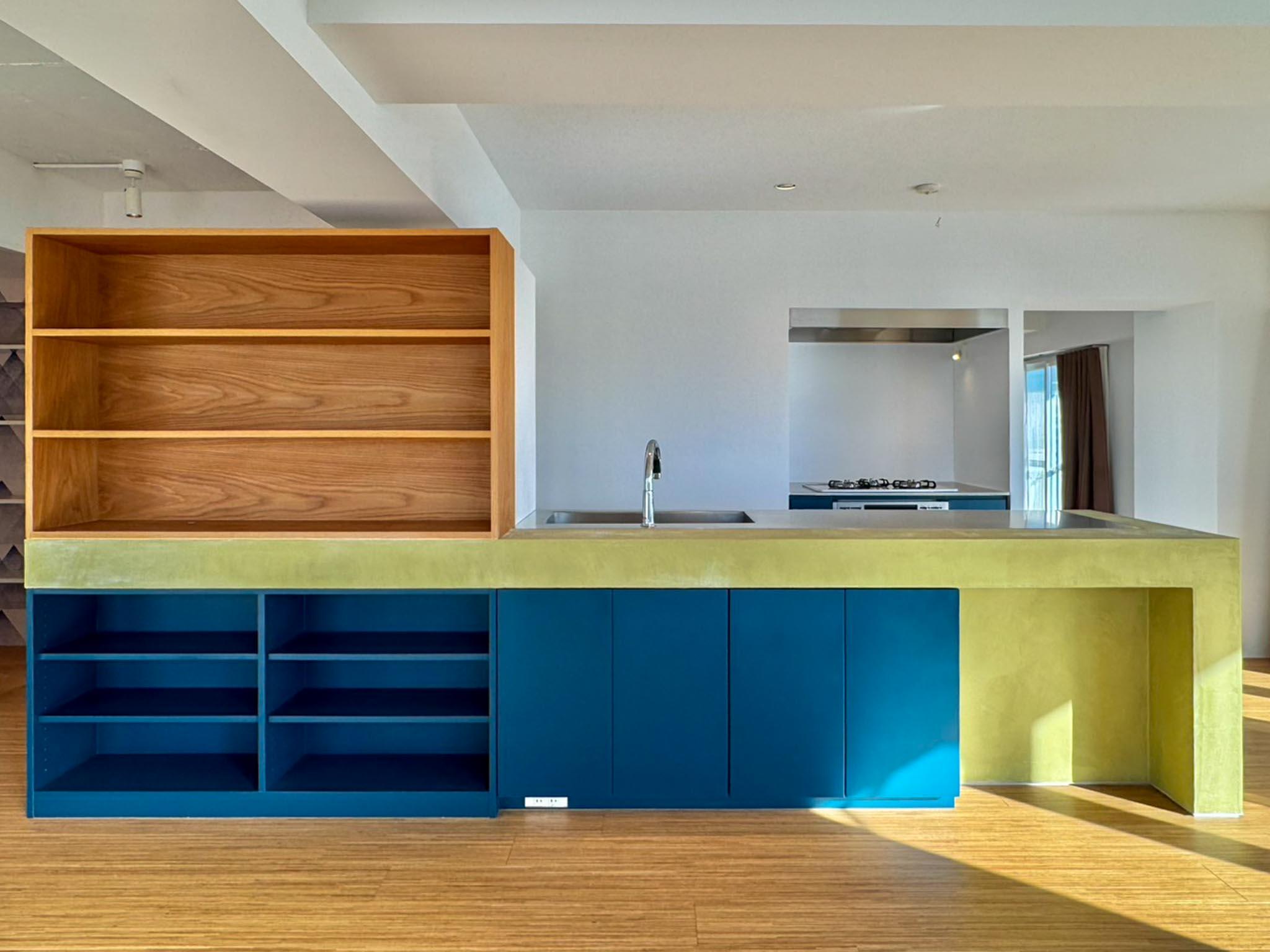 杉並区西荻北の売買物件/鮮やかなカラーリングのキッチン