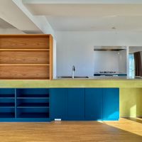 杉並区西荻北の売買物件/鮮やかなカラーリングのキッチン